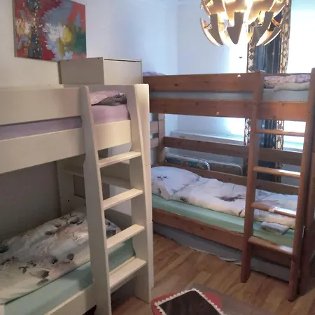 Charming 4-bedroom In With Heating شقة