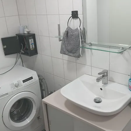 Charming 4-bedroom In With Heating شقة *