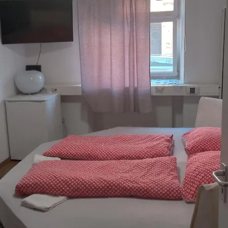 Charming 4-bedroom In With Heating شقة
